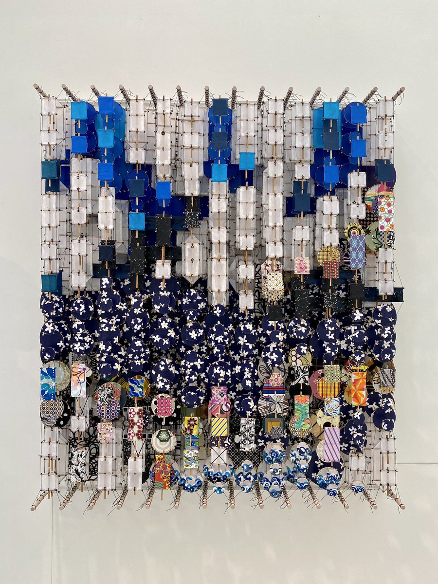 Guiguiii94's tweet photo. Vernissage chez la jeune galerie  #ClavéFineArts (Montparnasse) d’une superbe expo très colorée : les compositions murales de #JacobHashimoto (1973-), véritables sculptures brodées en papier japonais à tendance kaléidoscopique, mêlant dessin, peinture et collage. https://t.co/5VJauxGLOT