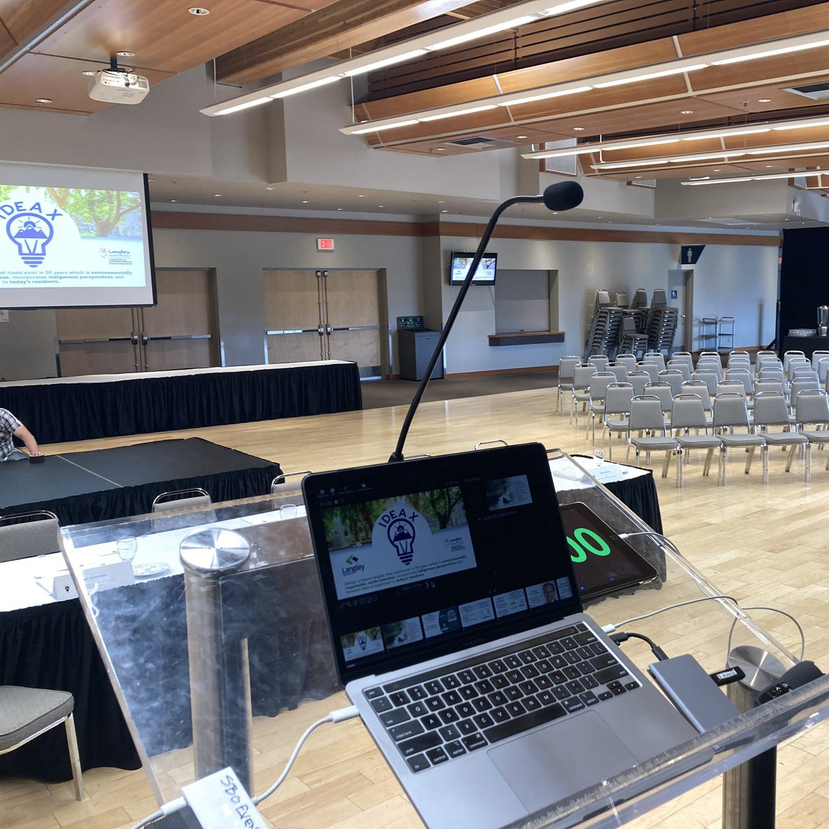 Av3rill's tweet photo. Setting up for IDEA-X! Lots of nervous energy in the room! @LangleySchools @SD35Foundation https://t.co/QFpQgczgCK