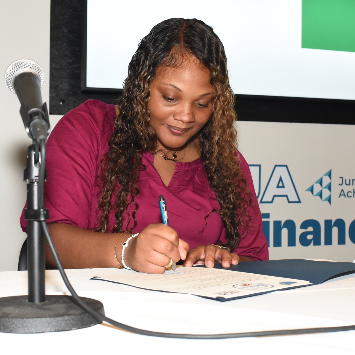 HenricoSchools's tweet photo. A tip of the cap to our @HenricoCTE grads! Students and businesses put pen to paper for Letter-of-Intent Signing Day! Handshakes, hugs and even company swag were exchanged for the many hard-working students who are entering the workforce. For more, visit https://t.co/PscXaYlQcC. https://t.co/PoXzY2H6Zm