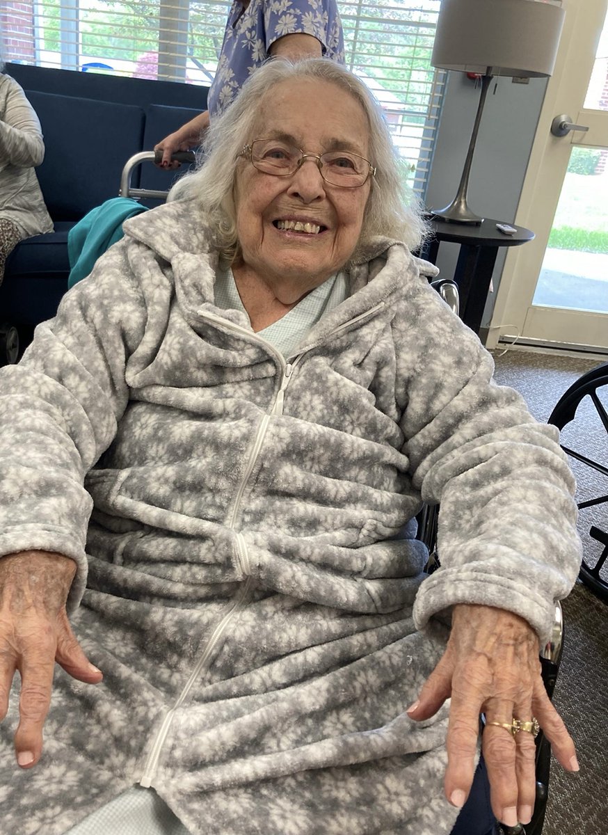 StCharlesHC's tweet photo. To bring a little cheer to an otherwise rainy, gray day, a little pampering is just what the doctor ordered! 💅🏼 🌧️ How lovely, ladies!
#whyitrilogy #fancynails https://t.co/iBmP6lGrZB