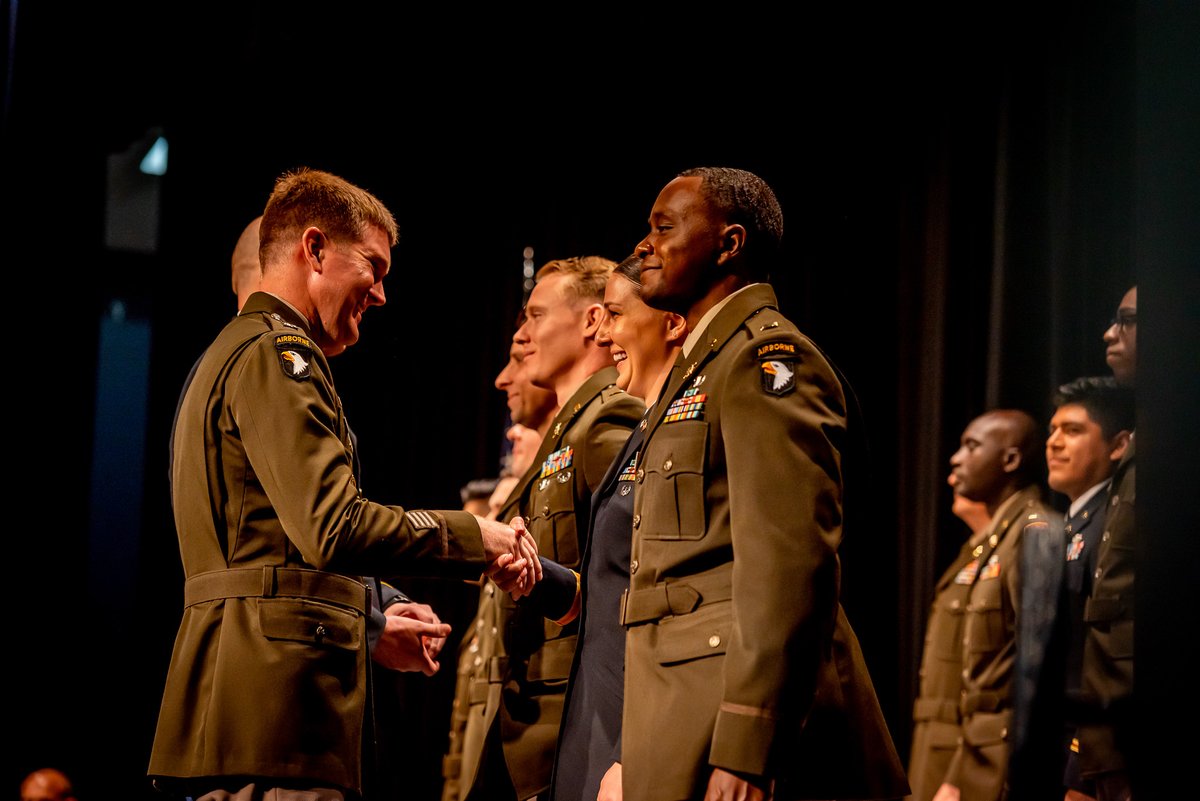 MethodistU's tweet image. A day to remember 🇺🇸

Family and friends recently pinned the newest class of Methodist University #ROTC graduates that made the transition from Cadet to Second Lieutenant for the @USArmy 🫡
