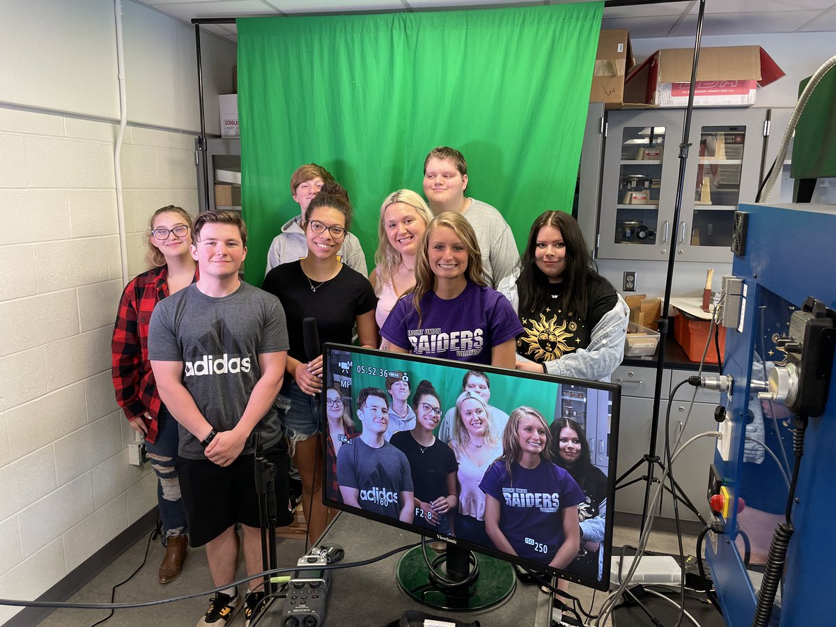 Murray_Titan's tweet photo. That’s a wrap! 2023 Seniors last day at OTN. 

#OneTriway #TriwayTitans https://t.co/o8zjZeZvyH