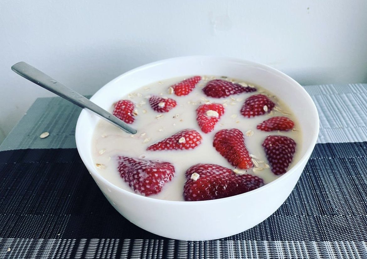 VLasfargues's tweet photo. Pour les gens qui veulent manger des flocons d’avoine et qui n’ont pas un palais de cheval : lait d’avoine x avoine x fraise et en plus vous pouvez mettre des amandes c’est incroyable 🙌 https://t.co/IEVaPvI0mT