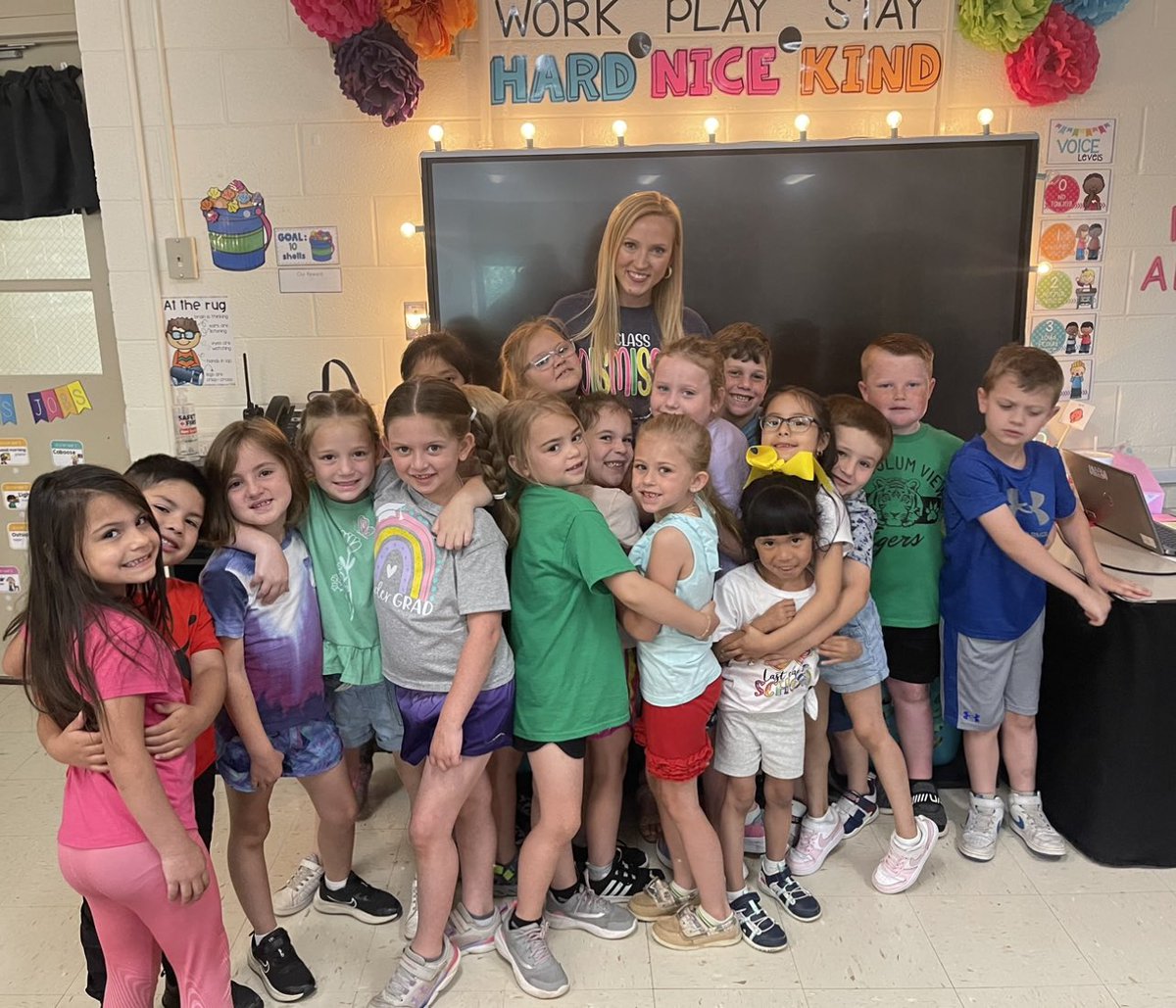 TVKindergarten's tweet photo. A great way to end the year! First grade, here they come! 💚🐯 https://t.co/5aTWS07HT7