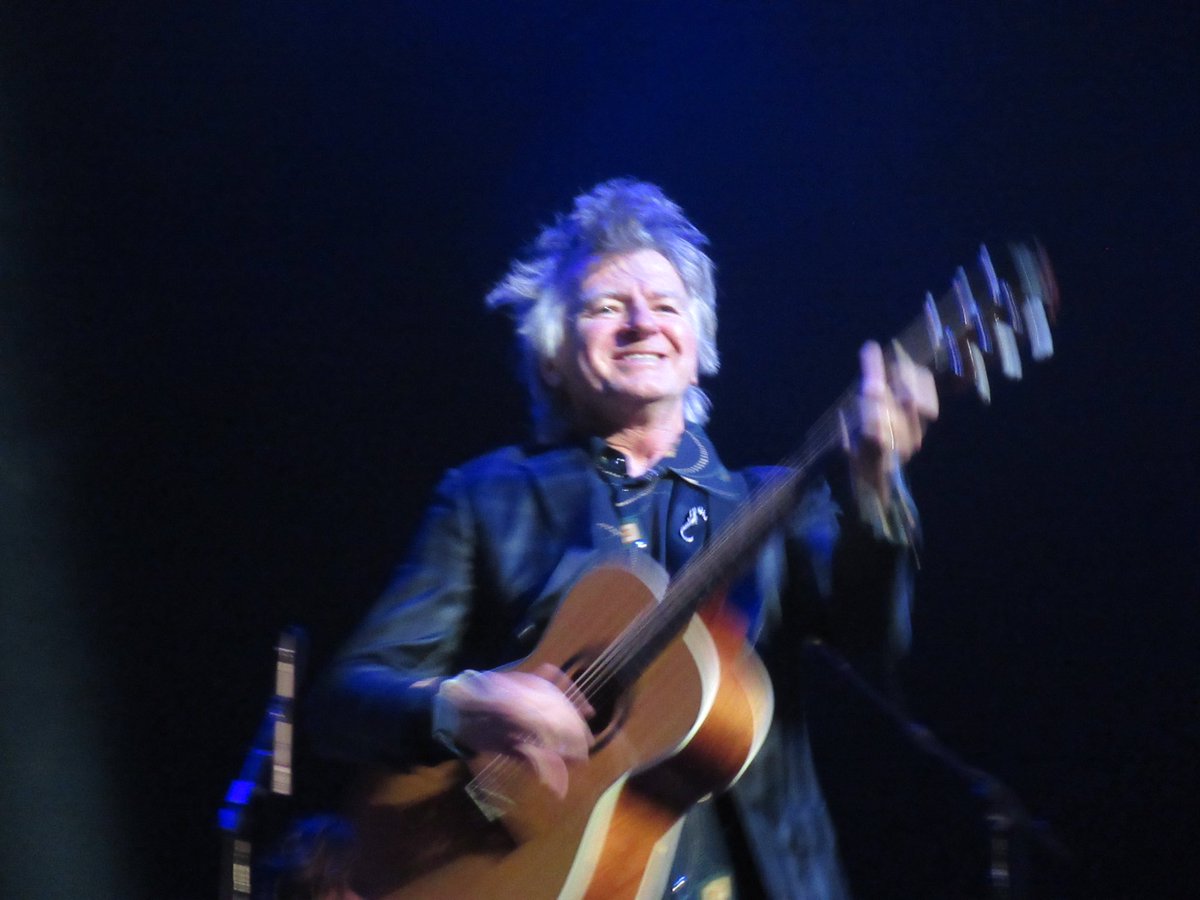 Last night, multi-decade wish fulfilled: <a href="/CrowdedHouseHQ/">Crowded House</a> at <a href="/BeaconTheatre/">Beacon Theatre</a> !! They were amazing!!