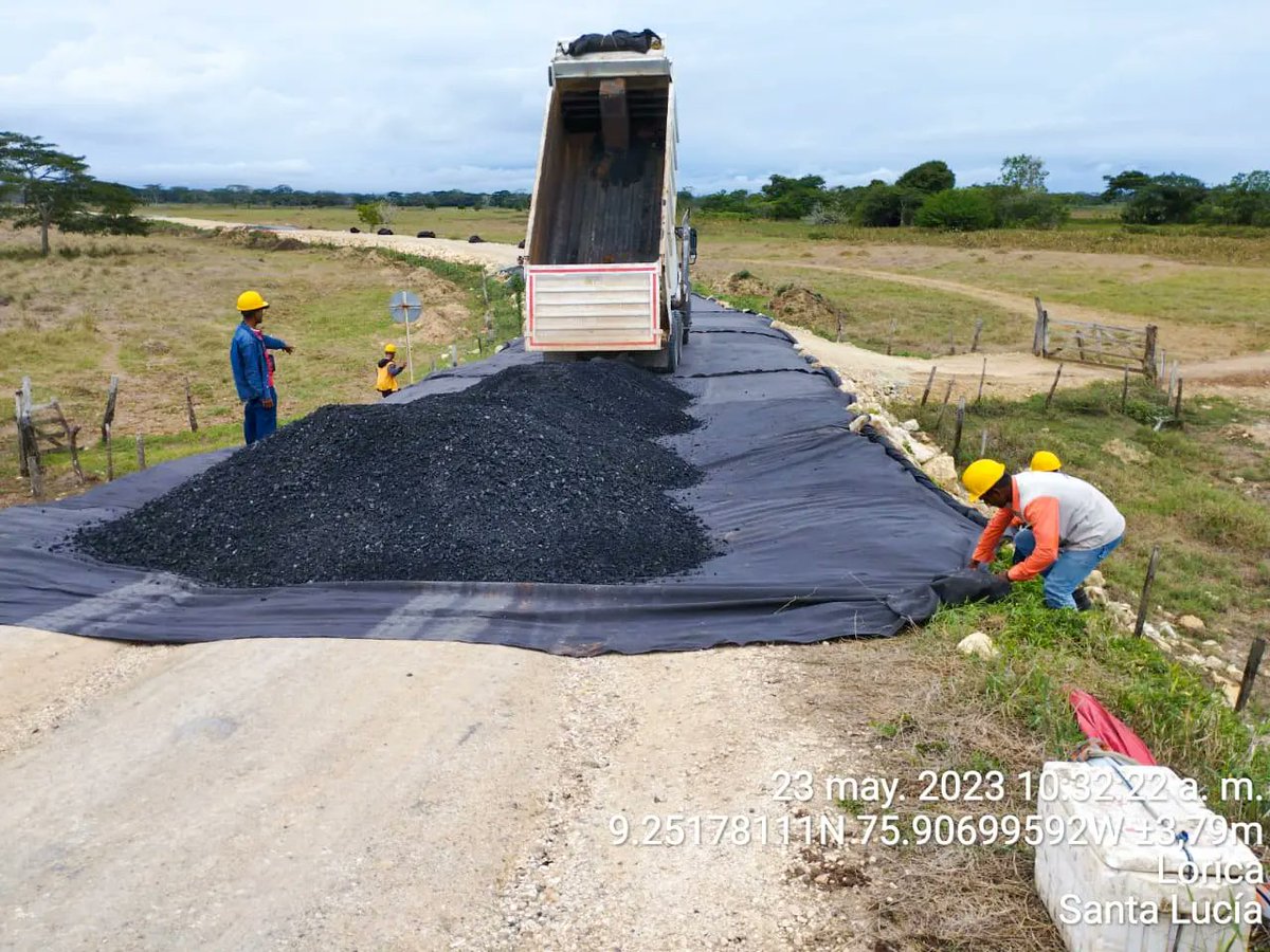 AlcaldiaLorica's tweet photo. El corredor Santa Lucía - San Juan - Los Higales es estratégico para afianzar la productividad y competitividad de nuestro sector agrícola 🥑🍅🌽. Con estos objetivos gestionamos el mejoramiento 🚜 y rehabilitación para dinamizar la movilidad.
#CompromisoConLorica 
#viasrurales https://t.co/1fZl6WJxBR
