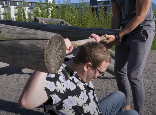 GymFiggehn's tweet photo. Ännu ett otroligt bra träningspass idag!
Höll dock nästan på att ramla baklänges över min #krökta #rygg när jag skulle ta mig in under stocken för att köra några reps.
Som tur var fanns @fitbyjoel där och räddade dagen https://t.co/eVQgDbi9cf