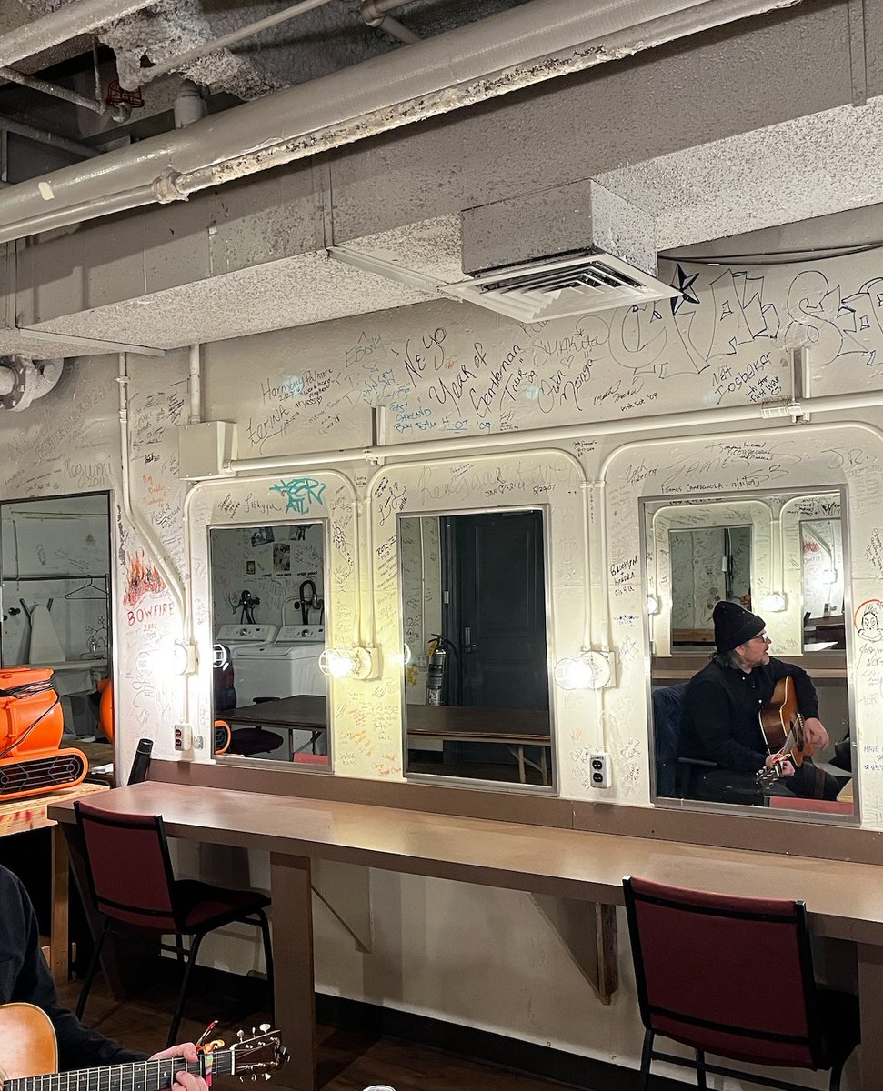 JeffTweedy's tweet image. A few backstage snaps from Feb 2022, when Jeff joined @smartless at the Chicago Theater. 

Check out a version of that night streaming now on Max.
#SmartLessOnTheRoad