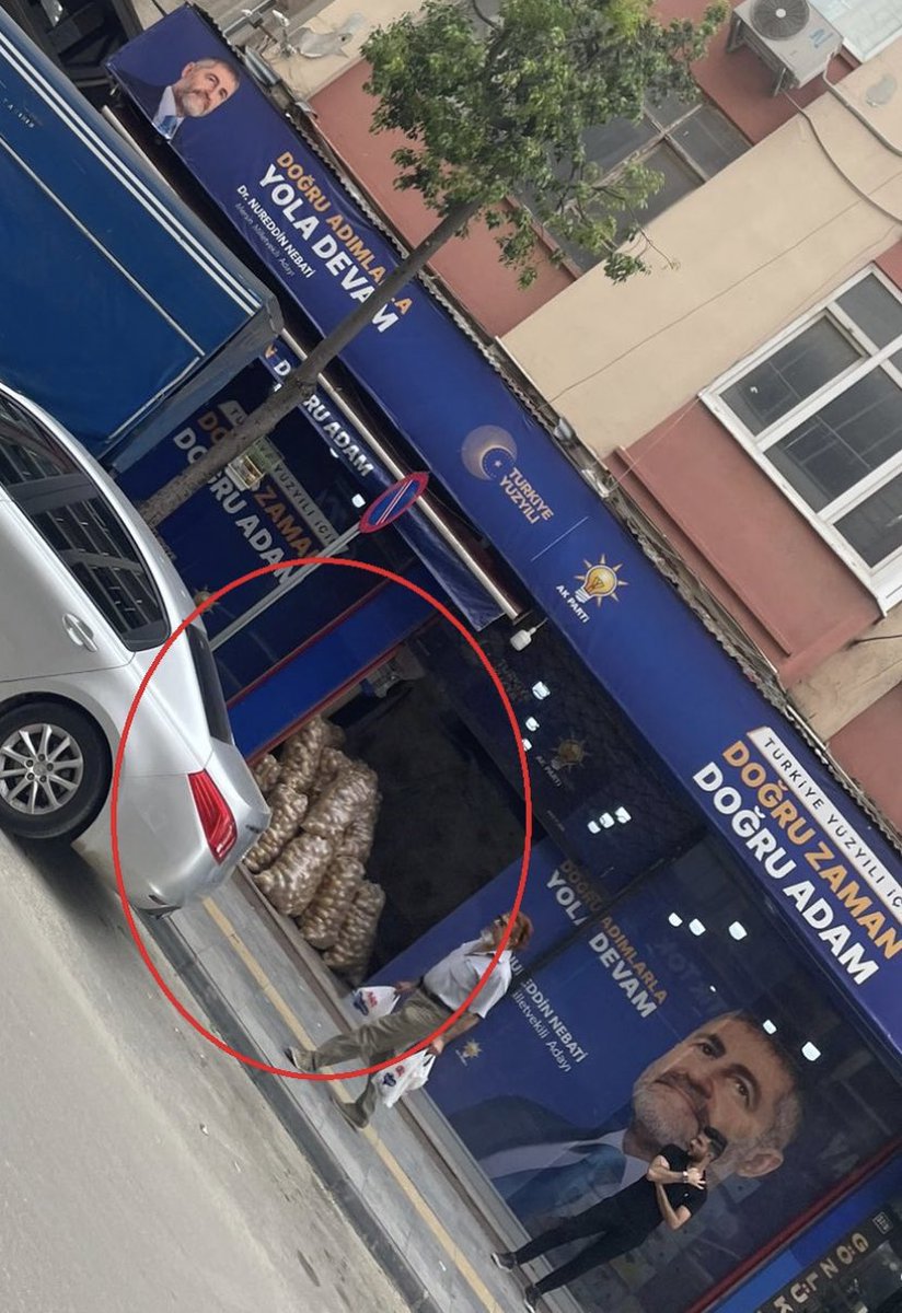 Mersin’de AKP Milletvekili Nureddin Nebati'nin seçim bürosunda onlarca çuval patatesin stoklandığı görüntülendi.