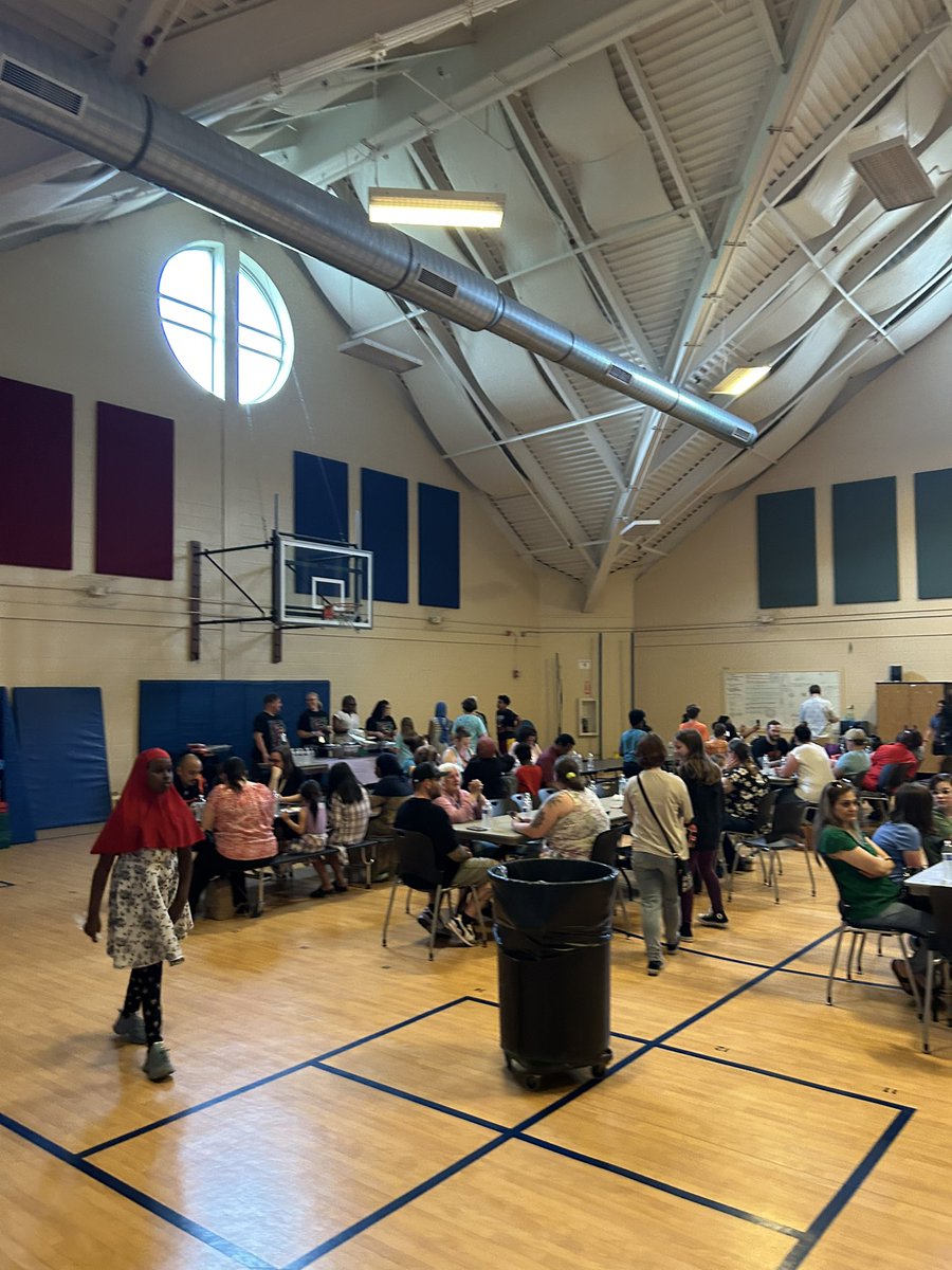 ErnestClinksca2's tweet photo. Packed house for our first ever fifth grade evening of excellence! @HawthorneWCS @WCSOH https://t.co/pTFmmwlKyn