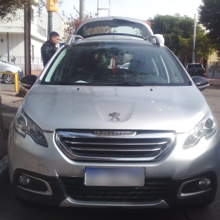 PoliciaCbaOf's tweet photo. Un #Detenido en Bº Rivadavia, con el secuestro del automóvil en que circulaba por registrar pedido de la Justicia. A su vez, en #ParqueLiceo 2° Secc. y Monja Sierra, se incautaron otros vehículos con requerimientos de distintas unidades judiciales. https://t.co/UR9N51uu8F