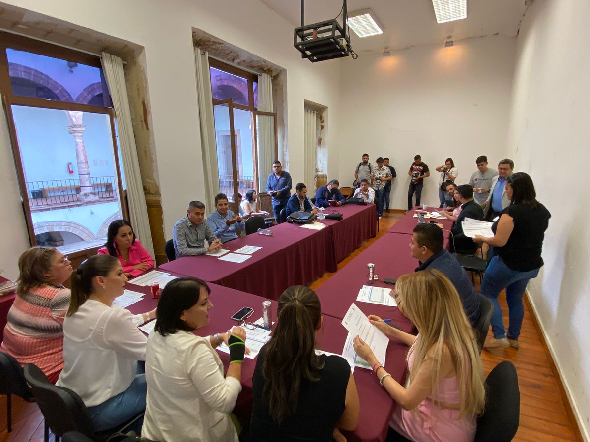 Participando nuevamente en la sesión de Comisiones Unidas de Gobernación y Derechos Humanos. Abordamos asuntos fundamentales de gobernanza y protección de derechos humanos.

¡Juntos lograremos un futuro más justo y humano para todas y todos

#GloriaTapia #75LegislaturaDeMichoacán