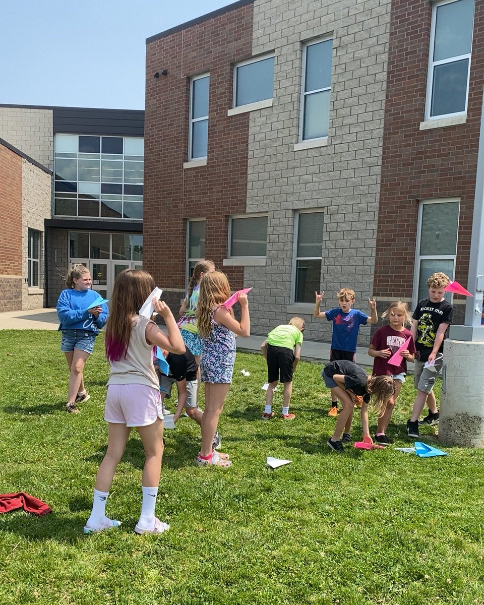 3rdwithMissL's tweet photo. Today we made various types of paper airplanes, and then competed in a tournament! https://t.co/GLit8SsBTx