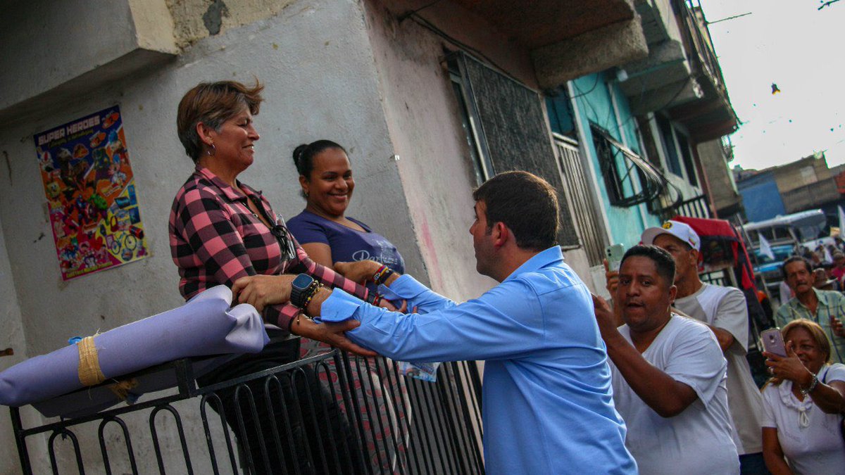 El deseo de cambio y esperanza también se siente en Catia. Llegamos a la parroquia Sucre de #Caracas comprometidos con devolverle la prosperidad a Venezuela.

#DemosElPrimerPaso para lograr un país libre, con futuro y lleno de oportunidades 🇻🇪