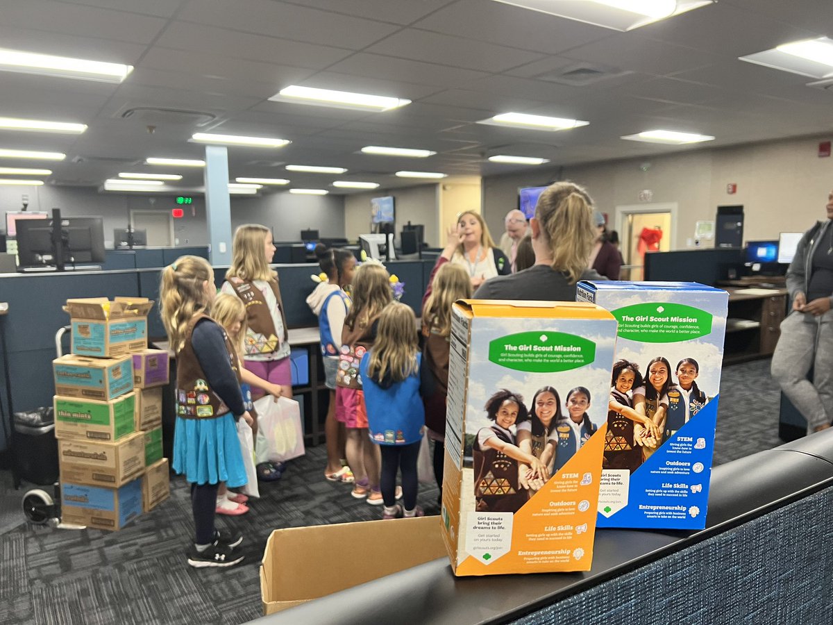 NorfolkOEM's tweet photo. 🤩 check this out! 

Looked who just stopped by to say hello &amp; #thank our #Norfolk911 staff for all they do our community! 

@girlscouts Troop 115 of #NorfolkVA choose our center this year for the #GiftofCaring &amp; dropped off boxes of #Delicious cookies!

#Thankyou Troop 115! https://t.co/w7H5ZgGigE
