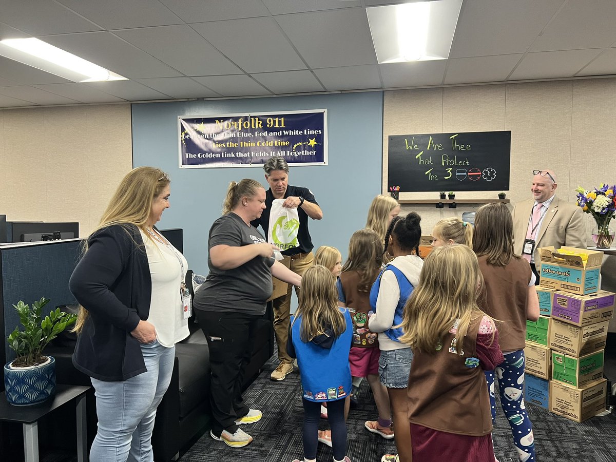 NorfolkOEM's tweet photo. 🤩 check this out! 

Looked who just stopped by to say hello &amp; #thank our #Norfolk911 staff for all they do our community! 

@girlscouts Troop 115 of #NorfolkVA choose our center this year for the #GiftofCaring &amp; dropped off boxes of #Delicious cookies!

#Thankyou Troop 115! https://t.co/w7H5ZgGigE