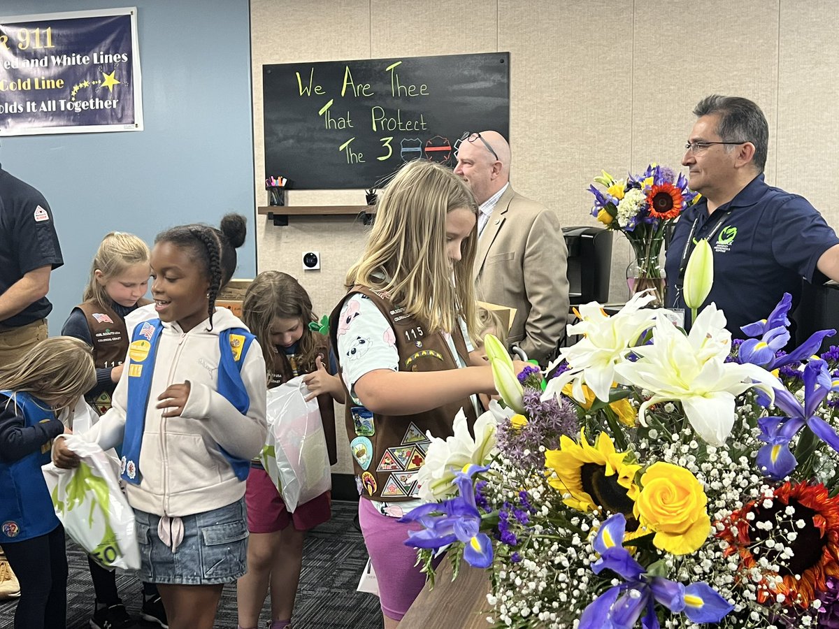 NorfolkOEM's tweet photo. 🤩 check this out! 

Looked who just stopped by to say hello &amp; #thank our #Norfolk911 staff for all they do our community! 

@girlscouts Troop 115 of #NorfolkVA choose our center this year for the #GiftofCaring &amp; dropped off boxes of #Delicious cookies!

#Thankyou Troop 115! https://t.co/w7H5ZgGigE