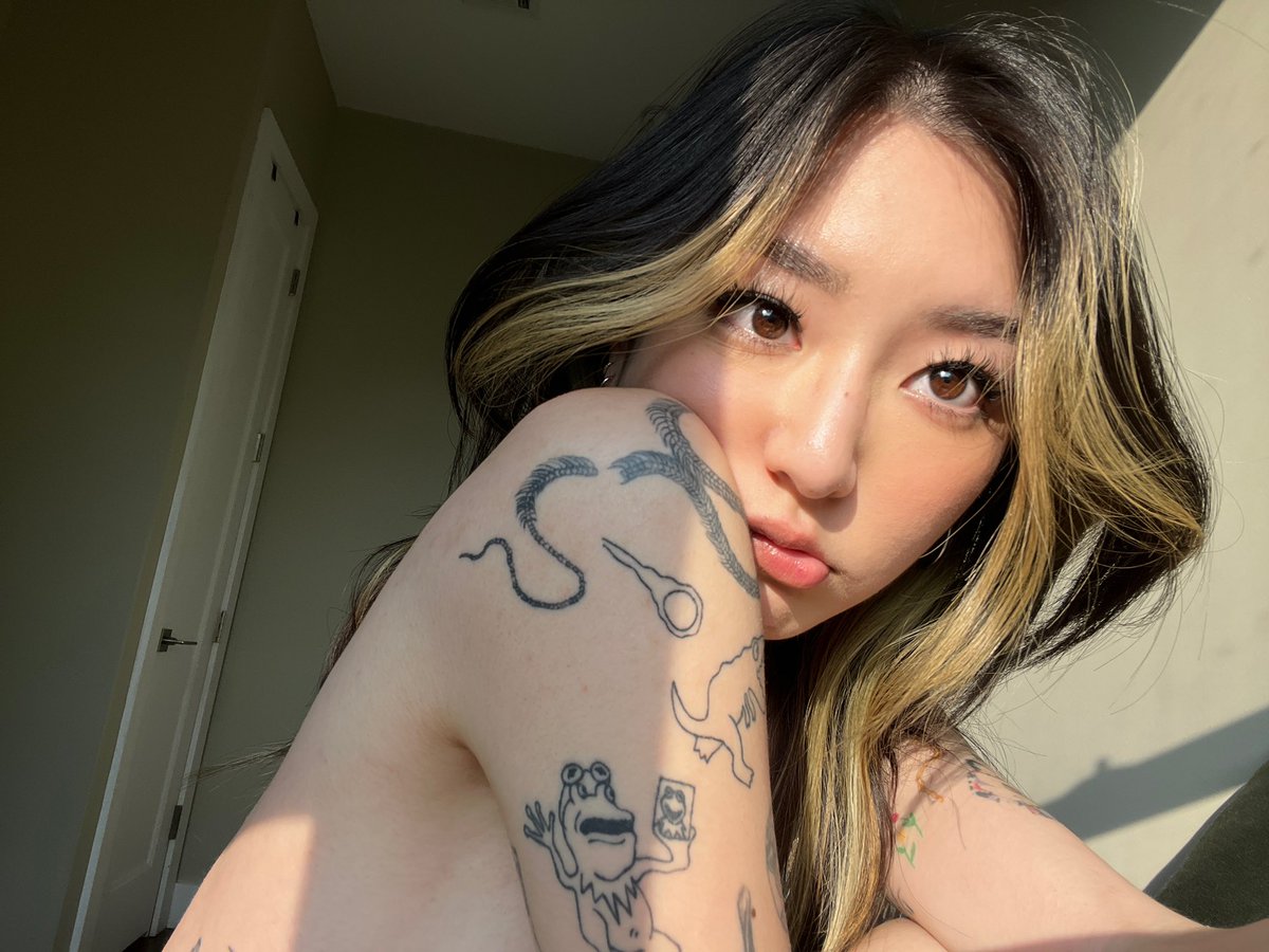 sumimasorry_'s tweet photo. yes i used sunscreen yes he saw these first https://t.co/JXVywDFNtr