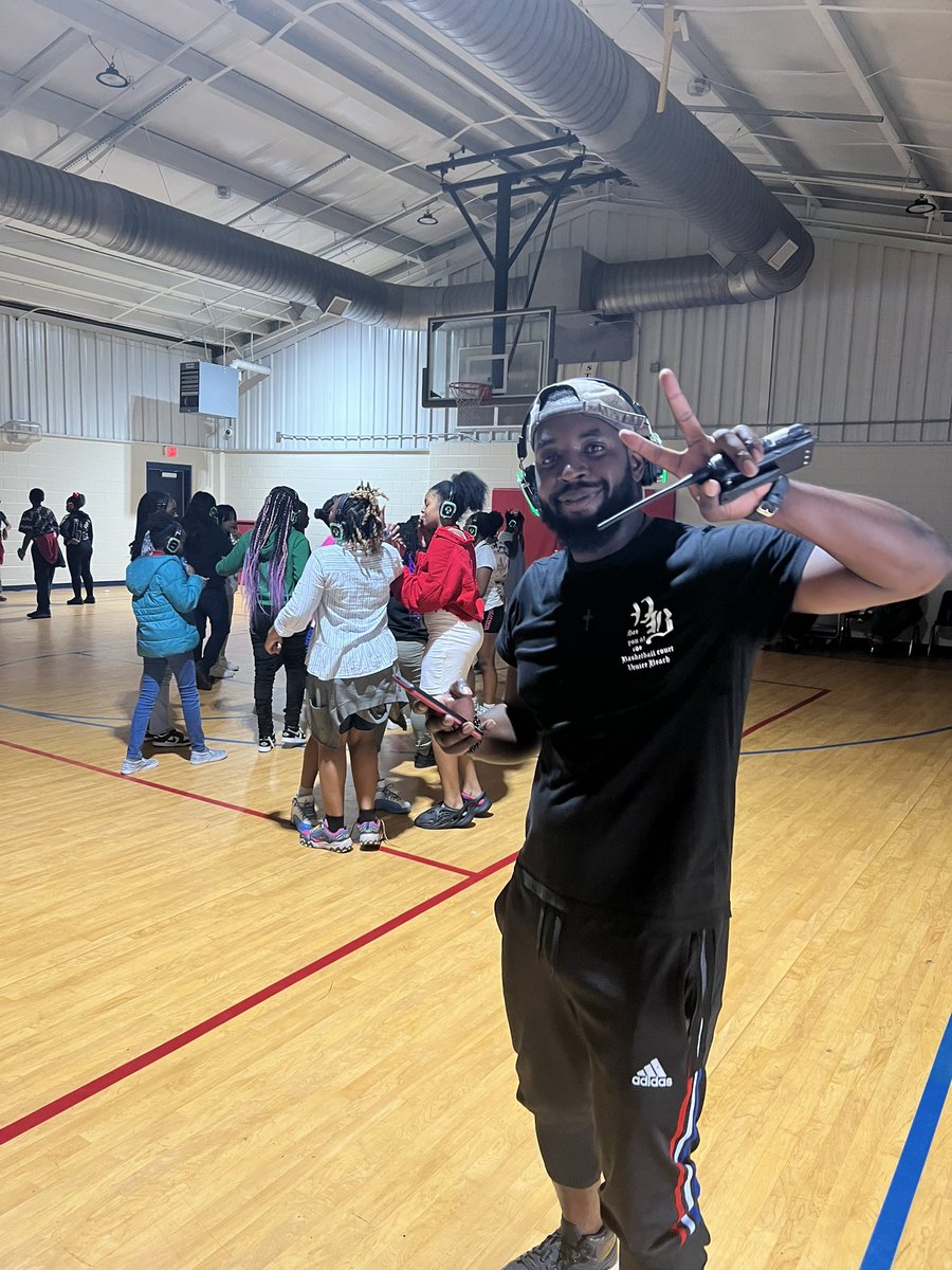 StoneMillSchool's tweet photo. Stone Mill ES held it last celebration with our 5th grade. Silent party in flow lead by Mr. Carter@DCSDRegionIV there no place like home💙 https://t.co/HRwPWPSTsj