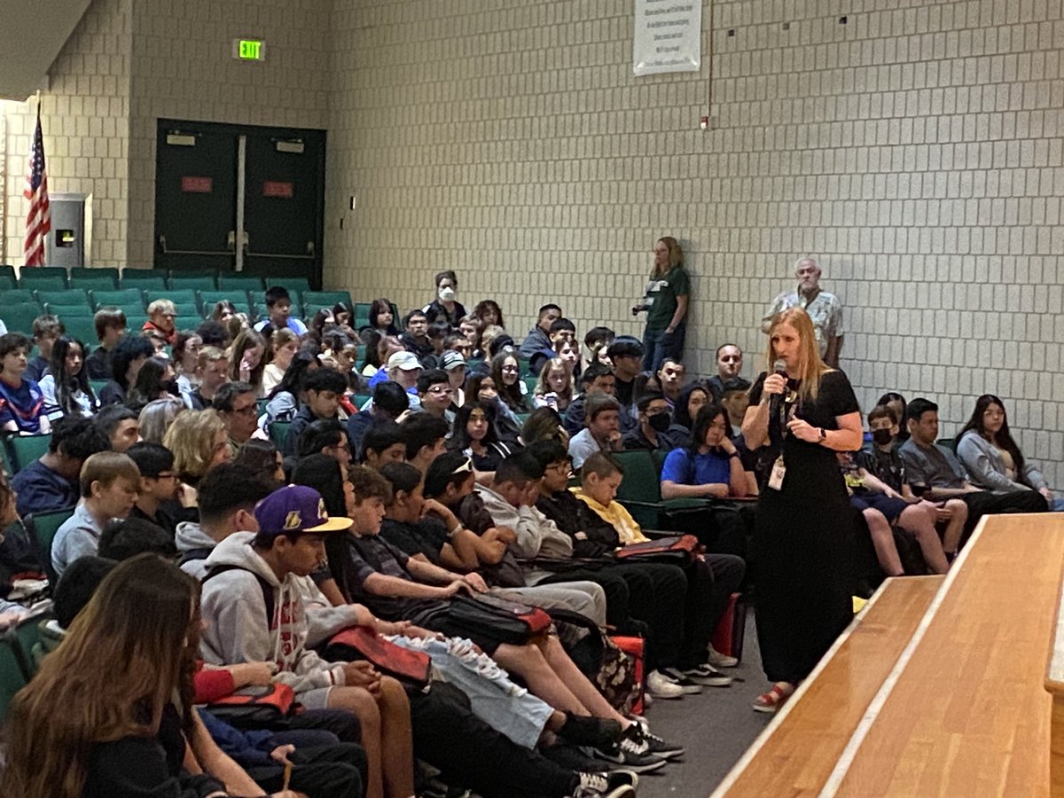 HunterJrHawks's tweet photo. Our 8th graders committed to graduate! Yay class of 2027!! @GraniteSchools #graduateofgranite https://t.co/HDeCc1SeSX