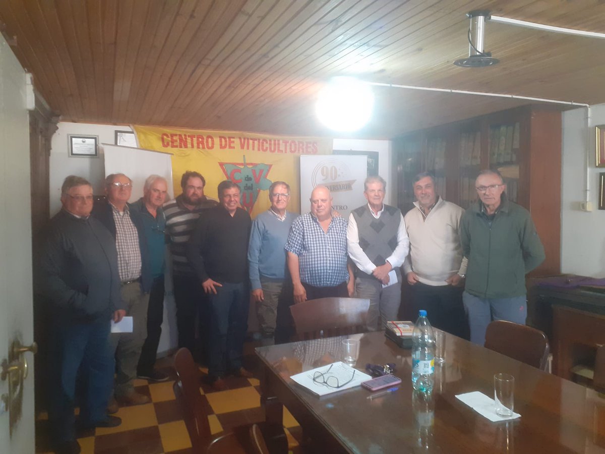 DIEGOCASTROBRU's tweet photo. Apoyando a los productores de Canelones! En este caso Vitinicultores! 100% con la producción!¿¿INAVI??  @ggurmendez @germancoutinho @jgamorin @AleLacu9 @CoyunturaNac https://t.co/YLwcY927i2