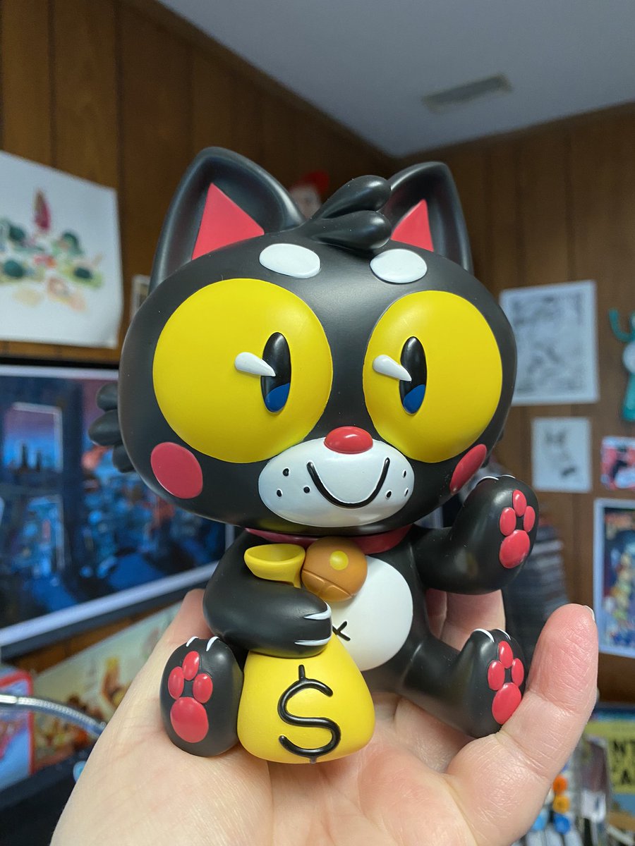 ErinLHunting's tweet photo. Lucky Cat has finally arrived! 🐈‍⬛🎱💰
My first official designer toy is here through @PobberToys who couldn’t have done a better job at bringing him to life 
#LuckyCat #Pobber https://t.co/FJqKetMALM