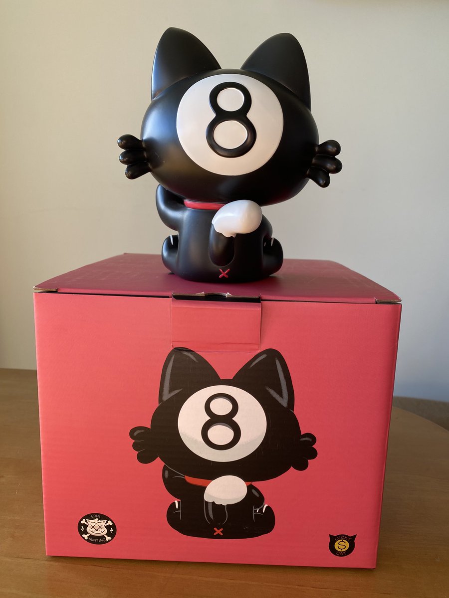 ErinLHunting's tweet photo. Lucky Cat has finally arrived! 🐈‍⬛🎱💰
My first official designer toy is here through @PobberToys who couldn’t have done a better job at bringing him to life 
#LuckyCat #Pobber https://t.co/FJqKetMALM
