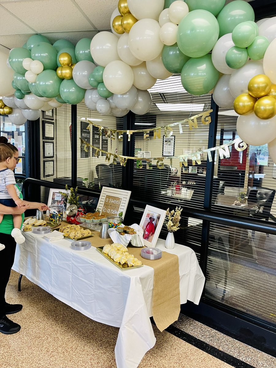 UHS Freshman Academy tweet media