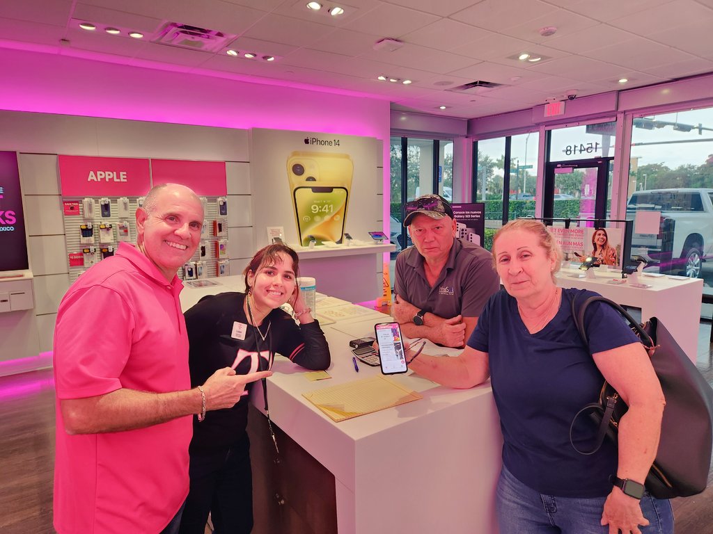 GGuerra305's tweet photo. RSM call & store visits in Miami North District with their P360 Champion @RobertoSosaAri1 at #209 Palmetto RSM Massiel for some Peer to peer observations & coaching to help build value, making it easy to offer P360 to every customer! #P36 @pattyc101
@OmarDKhan2 @jorge_alvarez33 https://t.co/qcyx9ogpcC