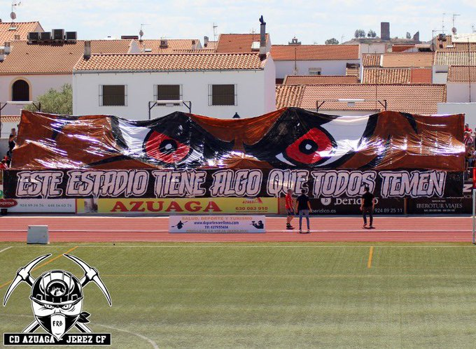 Esta es la afición del <a href="/cdazuaga/">CD Azuaga</a> en sus últimos partidos de liga y de playoff de ascenso a 2RFEF.

Hablamos de la 5ª categoría de nuestro fútbol.

👏👏Qué bueno poner en valor al club de tu localidad. 7.900 habitantes tienen.