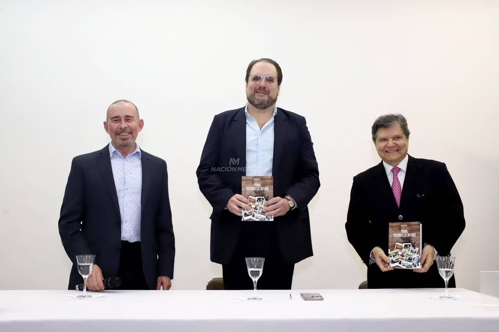 Rocio_La_Blanca's tweet photo. ¿Alguien sabe que paso de @euclides_py después de las elecciones? 

Ah... está en el lanzamiento del libro del super escritor y politólogo Pipo Dios https://t.co/0lt5UN3w37