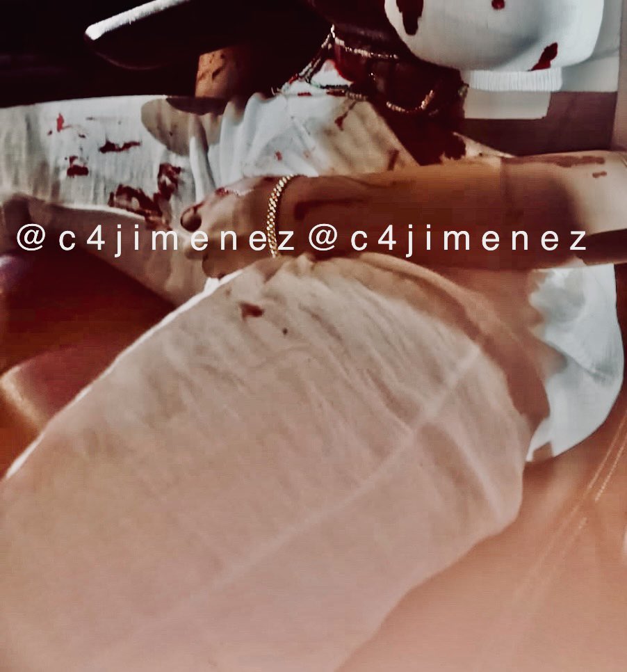c4jimenez's tweet photo. "ME LLEVAN AL CIELO"
Así presumía Italia Sierra su relación con El Dither de La Unión.
Ayer, cuando estaba con él en esa misma camioneta, sicarios llegaron a matarlo.
Él resultó ileso.
Ella acabó muerta.
@SSC_CDMX y @FiscaliaCDMX indagan.

El caso a las 6 en @multimediostv https://t.co/JgDxTGOFUQ