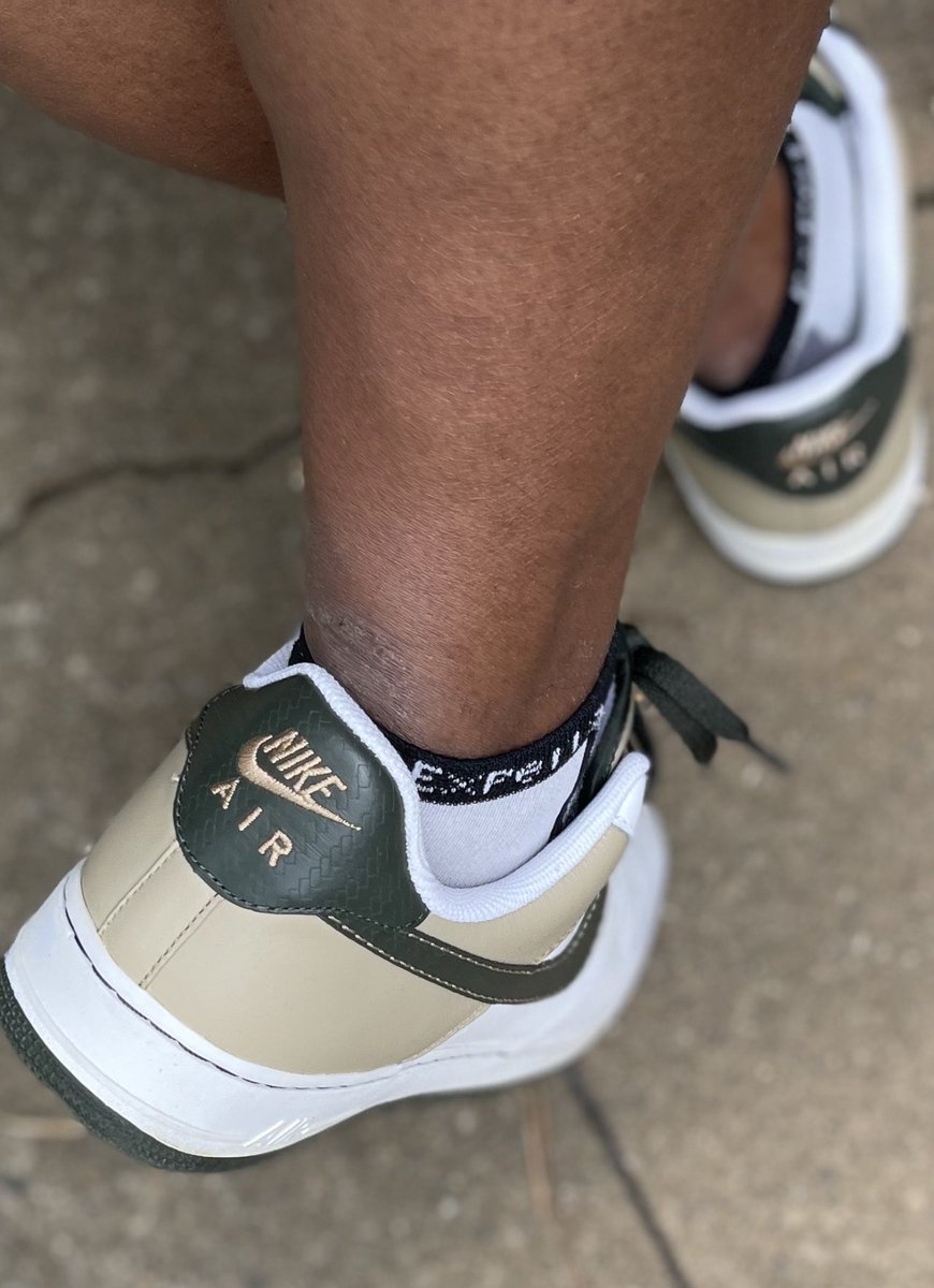 scarterIII's tweet photo. Rolling back in time with this unpredictable weather. #KOTD AF1-82 Dark Army have not wore these in 13+ years 🙃@Jamiersen #AF182 @nikestore
#snkrsliveheatingup #YourSneakersAreDope #snkrskickcheck https://t.co/MOfEsbnlYJ