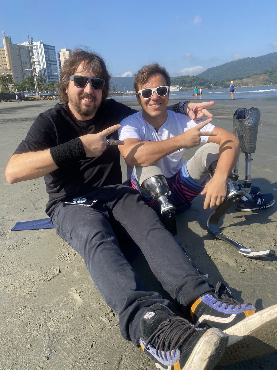 paue's tweet photo. Eu e Marcão , guitarrista do Charlie Brown Jr. em Santos, durante gravação do clip do seu novo projeto musical, a banda Bula.

O dia amanheceu lindo e as cenas registradas estarão futuramente disponíveis nas plataformas digitais na música “ Não desanime agora”. https://t.co/rJ7EqemgQF