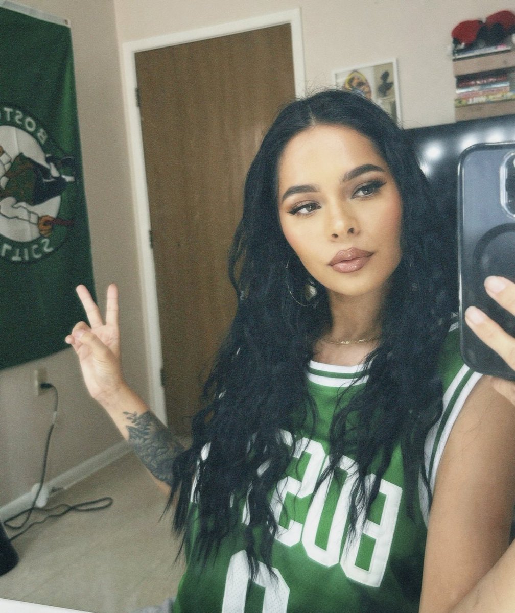 ☘️🫶🏽 rocking the Tatum jersey tonight!! 
dark hair is back. 😈✌🏽