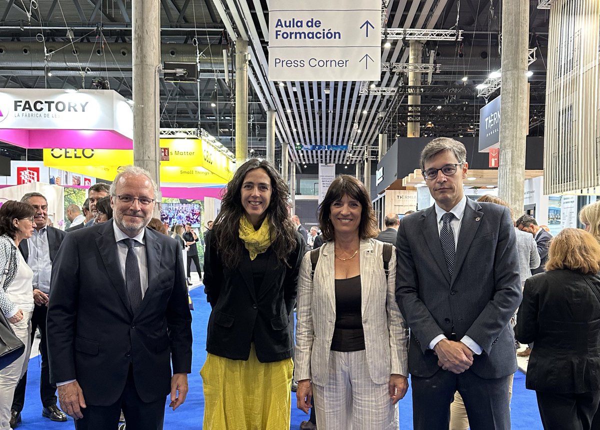 pilarcalvo13's tweet image. Amb la Presidenta de la Cambra BCN, Mònica Roca , el
Vicepresident Antoni Fitó i Constantí Serrallonga , director gral Fira Barcelona a la inauguració #Construmat