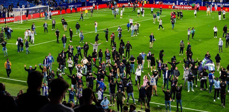 CuentaMister's tweet photo. Hace 2 semanas centenares de seguidores del Espanyol saltaron al campo poniendo en peligro la integridad de jugadores, policía, vigilantes, etc... El Comité de Competición no ha hecho nada

Hace 48h, polémica en el Valencia vs Madrid, Competición ya ha actuado

#LigaDelRegimen https://t.co/KryOyxdByH