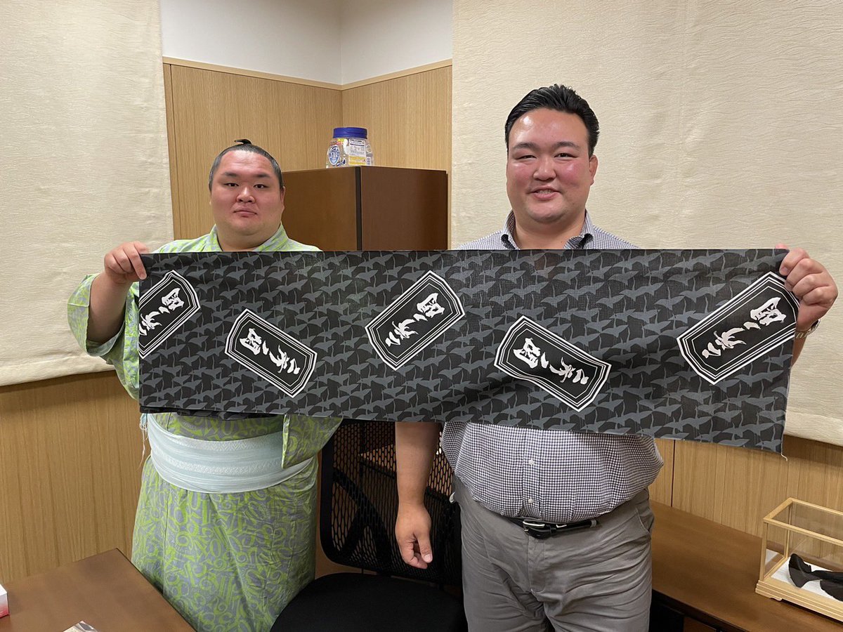おはようございます。 今年の二所ノ関部屋の反物の柄は、1PIU1UGUALE3 