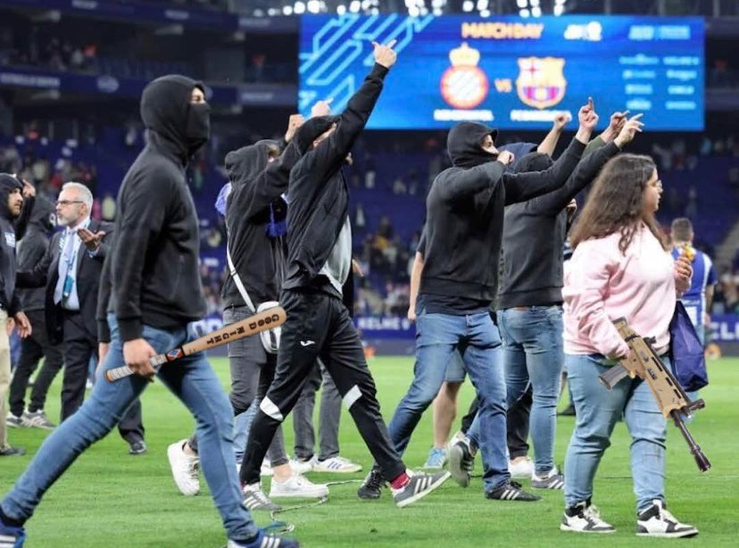 DrRekkless's tweet photo. Entrar con bates y armas blancas a agredir jugadores del equipo rival = sin sanción. 

Gritarle “tonto” a un jugador desde la grada = 5 partidos de sanción y multa económica. 

No es fútbol, es el marketing y la mafia de Florentino Corleone. https://t.co/lhlIAzUYxz