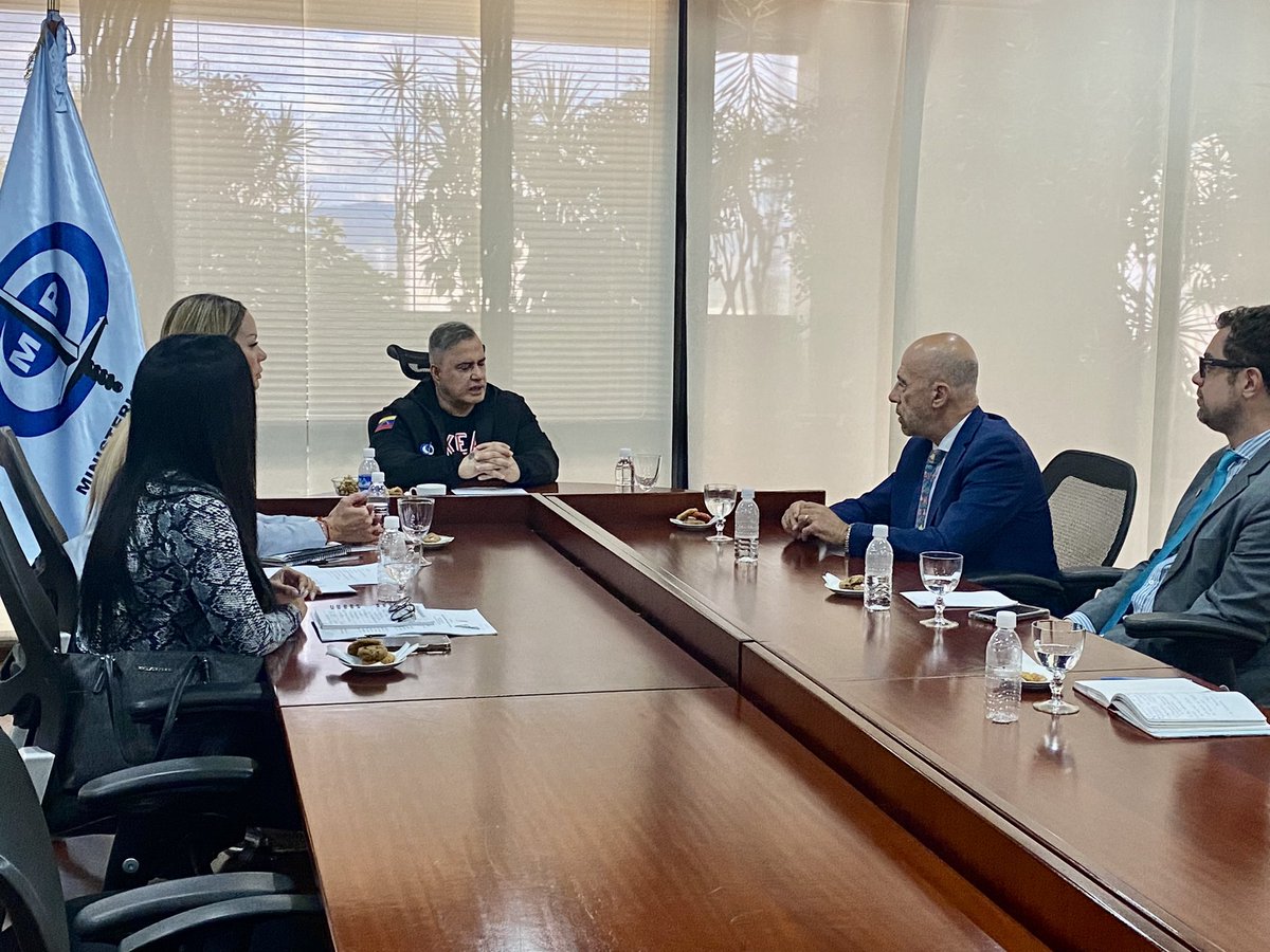 TarekWiliamSaab's tweet photo. #AHORA… recibimos en la sede del @MinpublicoVEN a la Dra. Giordana Larramendia (Asesora Legal de la Oficina de Representación Especial sobre Orientacion Sexual e Identidad de Genero de Argentina)  junto al Embajador de Argentina Óscar Alberto Laborde: con quienes intercambiamos ideas e informaciones relacionadas con los temas inherentes a la protección de los #DDHH de este sector vulnerable de la sociedad.
