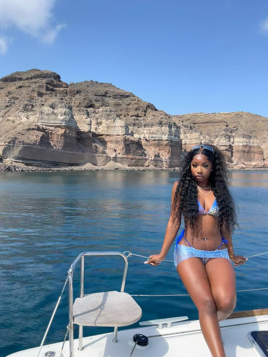 Just_1vy's tweet photo. sitting pretty in Santorini 💙 https://t.co/8jLiP4Ma09