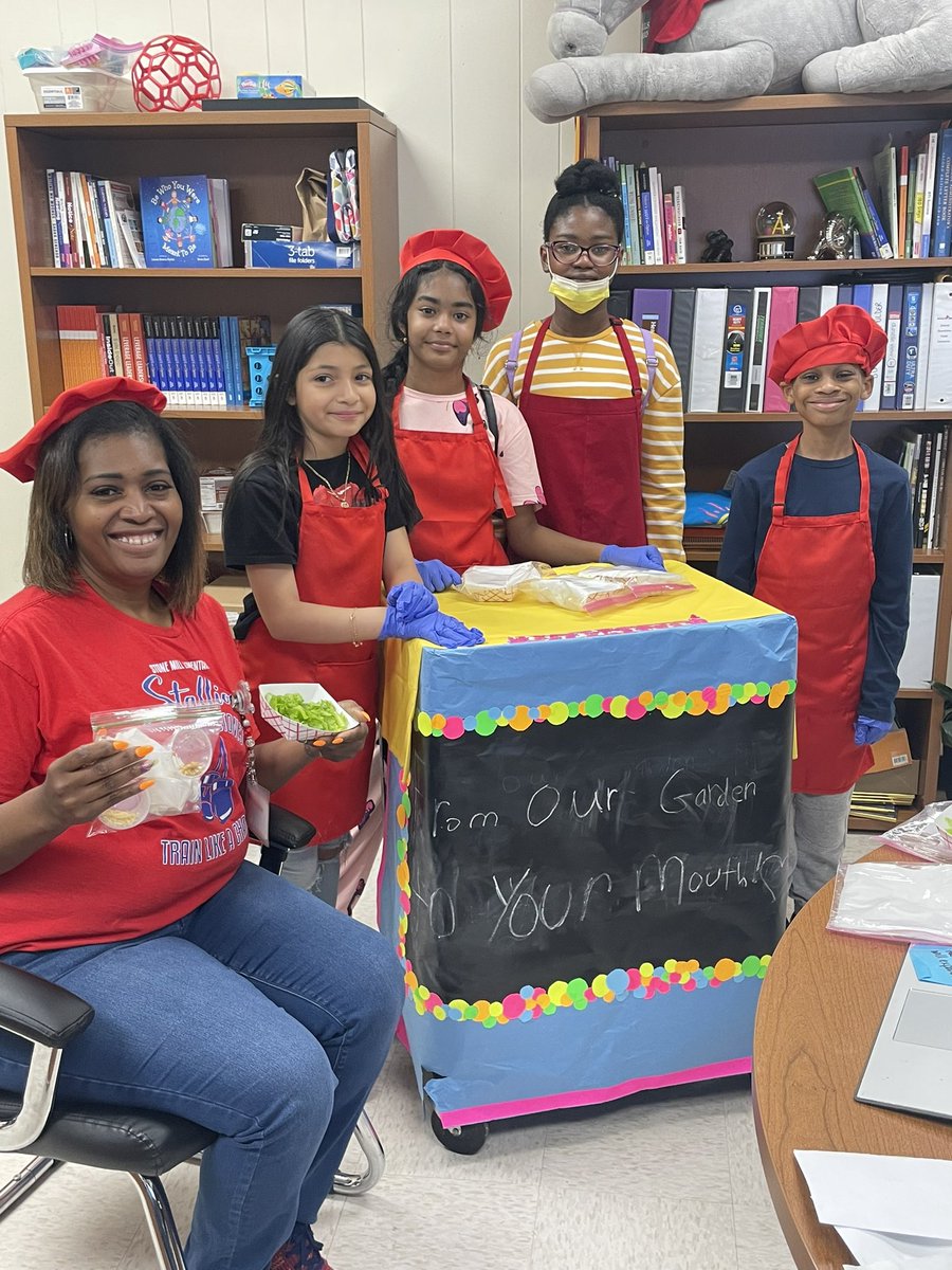 StoneMillSchool's tweet photo. Check out SMES harvest and the chefs served the staff the salads chef and caesar with our own lettuce!! Kudos to our master gardeners@Stallions All In!! https://t.co/xxaE9mWlGG