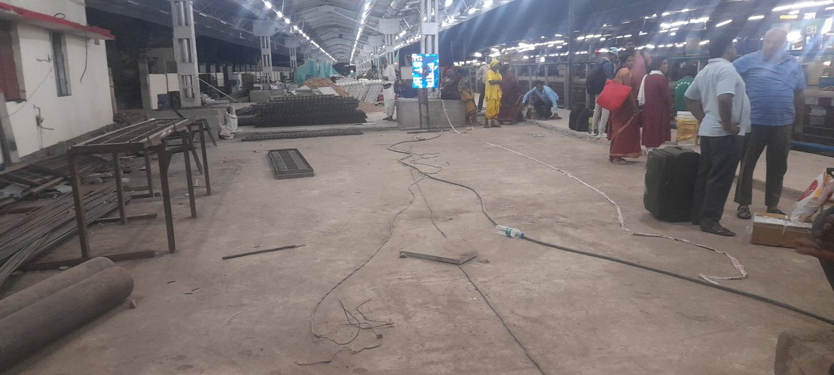 meeshra222's tweet photo. @AshwiniVaishnaw It's regarding train no. 15232, in Raipur Railway station, the train was late more than 4 hrs and at last moment the platform was changed and an under construction platform no 7 of Raipur J. was allowed where open electric wires and gas calendars were lying down. https://t.co/wi5UDnhPOm