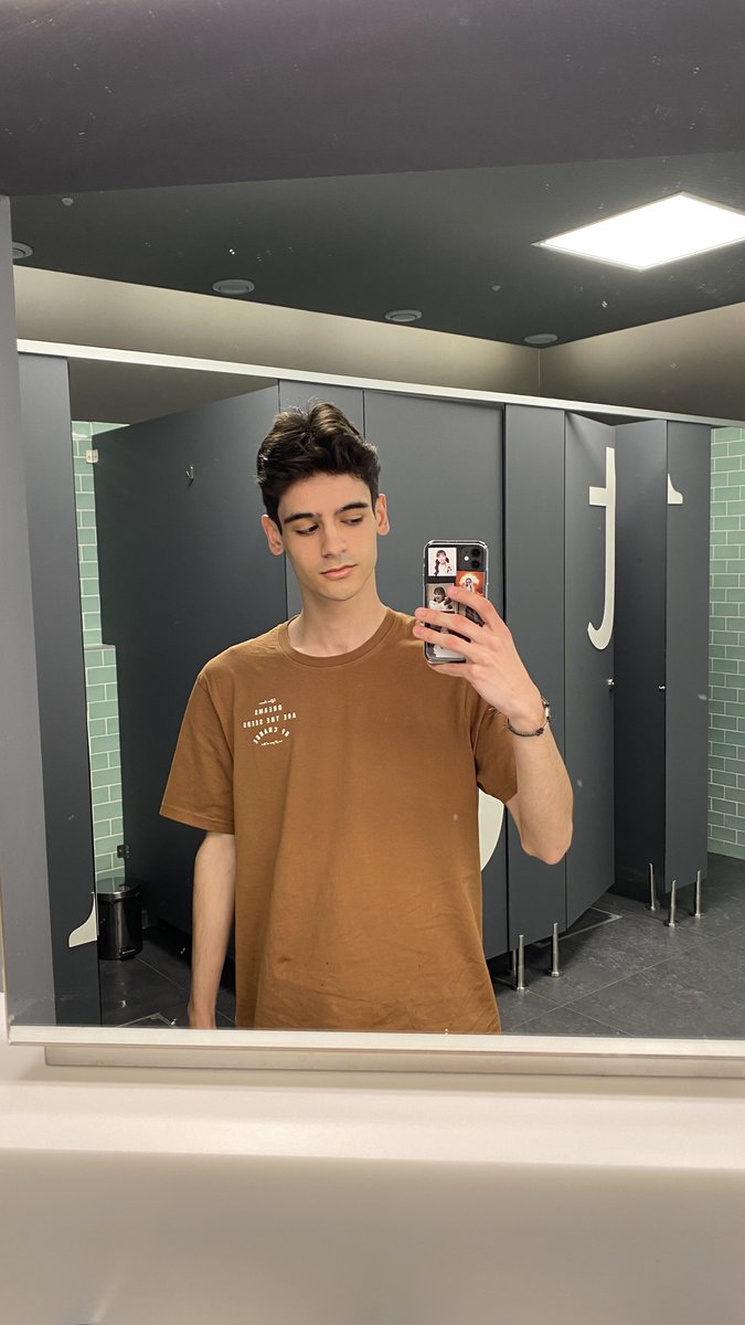 skxnnymiguel's tweet photo. 20 anos e medo das vozes da minha cabeça 😎🥸 https://t.co/wyo5p76OB8
