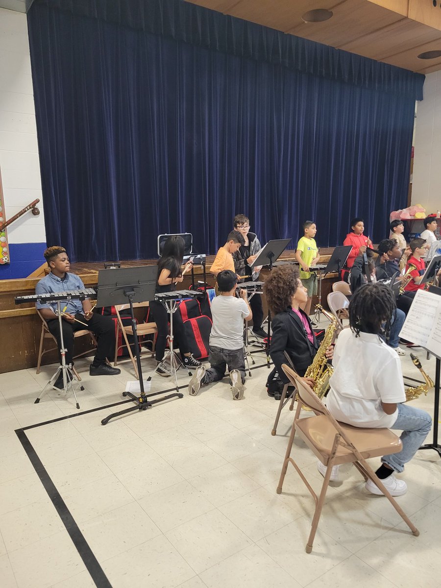 MrMinsley's tweet photo. #WestZD6 band is getting ready to play for a packed house of #ZionD6 parents, family, and friends! #FamilyNight @JedwardsJoseph https://t.co/I4cd8dhcOv