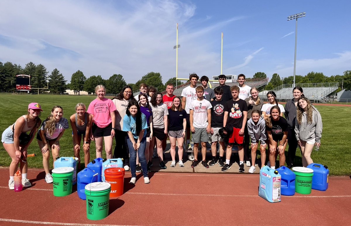 psychSOCteach's tweet photo. #waterwalk 💧Semester end appreciation [simulation] 4 access 2 resources we have &amp; awareness 4 those who still don’t @charitywater @Water @Water_for_Good @thirstproject #endthewalk #5gallonchallenge 💙 thank you NorthScott students https://t.co/KObPDkREcI
