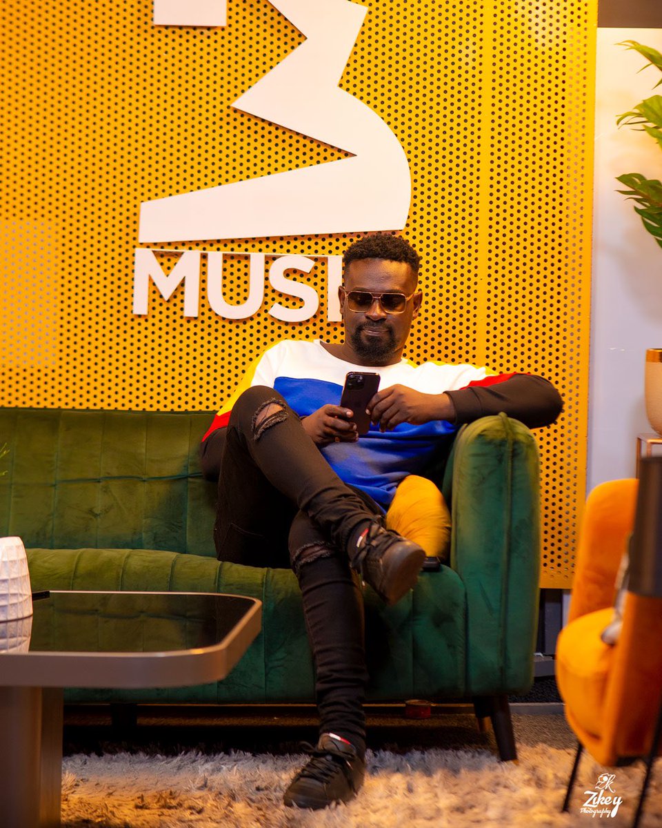 KingEscobar_6's tweet image. Just the best and one of my favourite bloggers @KobbyKyei_  ##Follow the lead ..in other for you to be number 1,learn to be number 2. 🤗🎤💥💥... ##LearningProcess