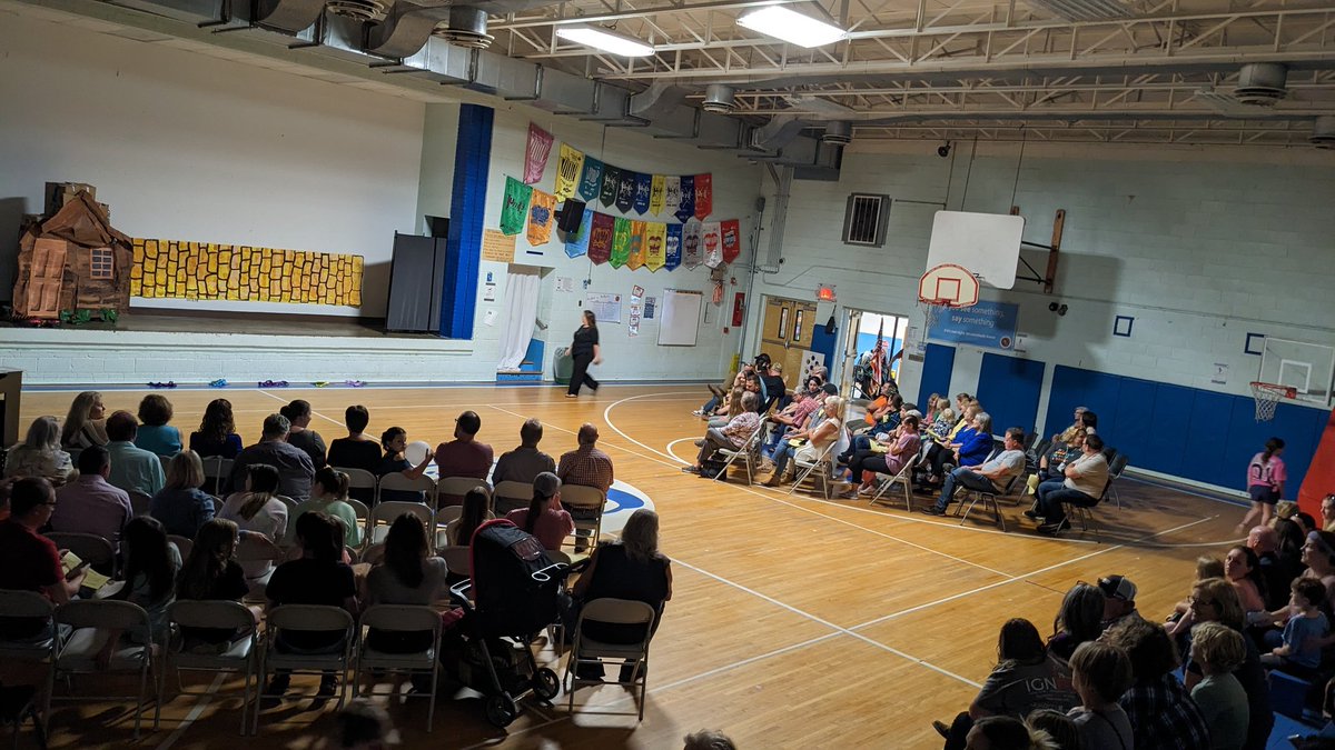 nickjbrown_EdD's tweet photo. It's a packed house as the curtain goes up at DES for the 5th grade performance of Wizard of OZ! Very grateful for the community support of our students! @DLWeeks83 @ErnestineAdams @Desbears https://t.co/oAMkjb1bRN