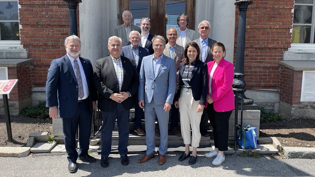 UMQuebec's tweet photo. Le président de l’#UMQ Martin Damphousse était de passage à @mtlouest aujourd’hui, à l’invitation du maire et administrateur de l’Union @BenyMasella, pour y rencontrer les élues et élus de @BanlieueMtl dans le cadre de sa tournée du Québec 2023.

#polmun #TournéeUMQ https://t.co/9Gk4Jlq9wj