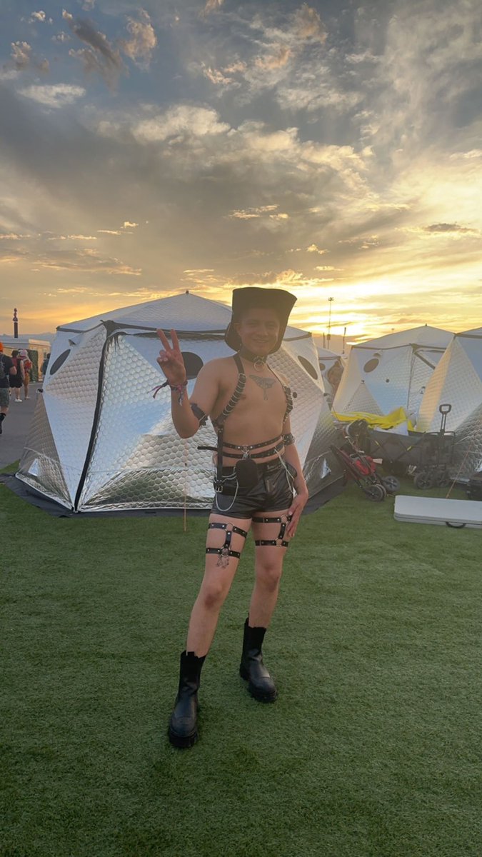 ChantajistaJ's tweet photo. I felt so fucking cute at EDC, I miss it already 😭🫶🏻✨ https://t.co/Il0Wt590GE